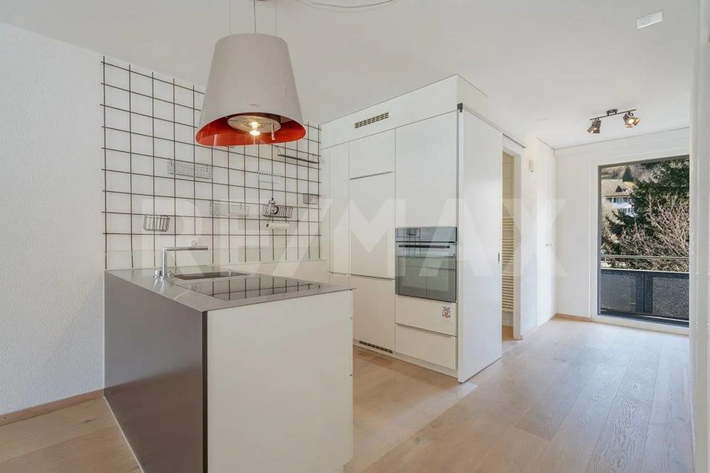 Practical, stylishly renovated 2½-room apartment in Reppischtal - Photo 2 of 13