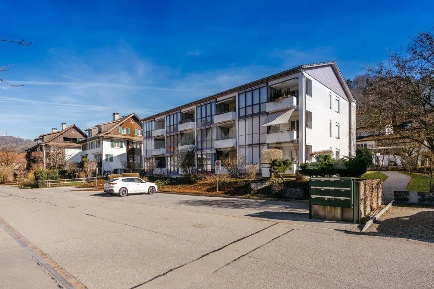 Practical, stylishly renovated 2½-room apartment in Reppischtal - Photo 4 of 13