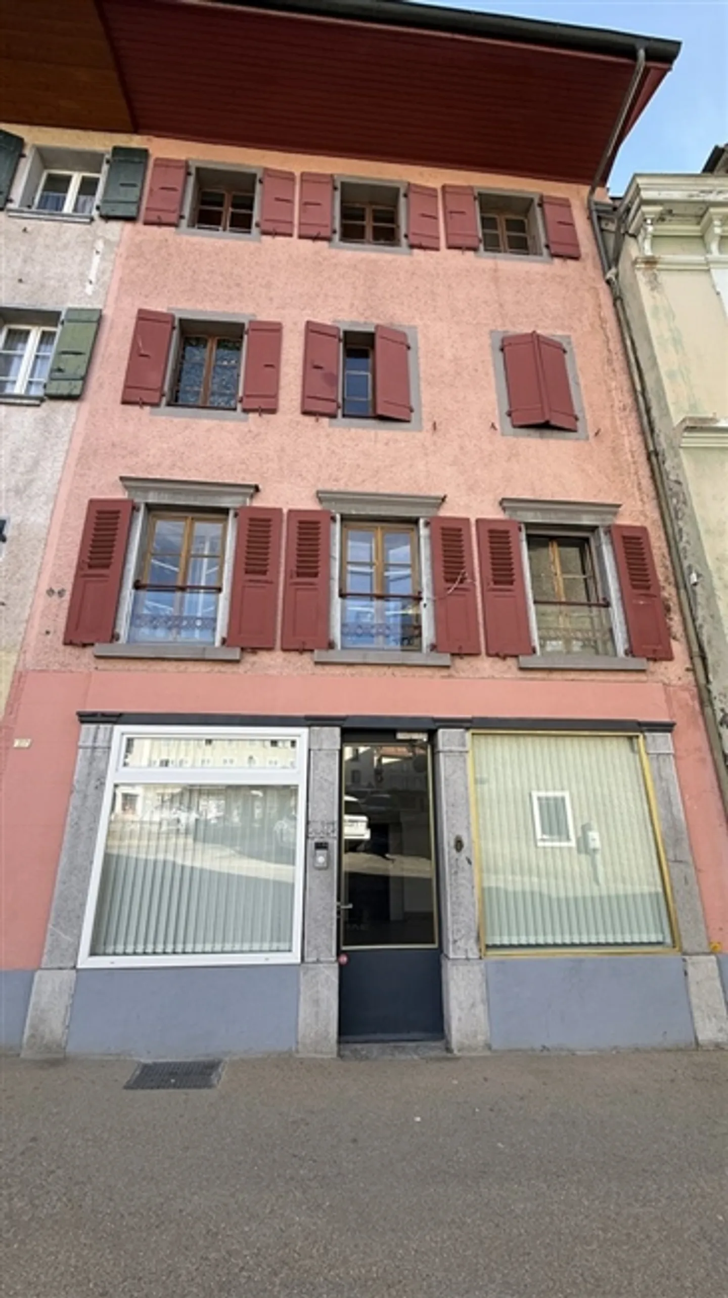 Commercial premises for rent with shop window decoration - Photo 1 of 6