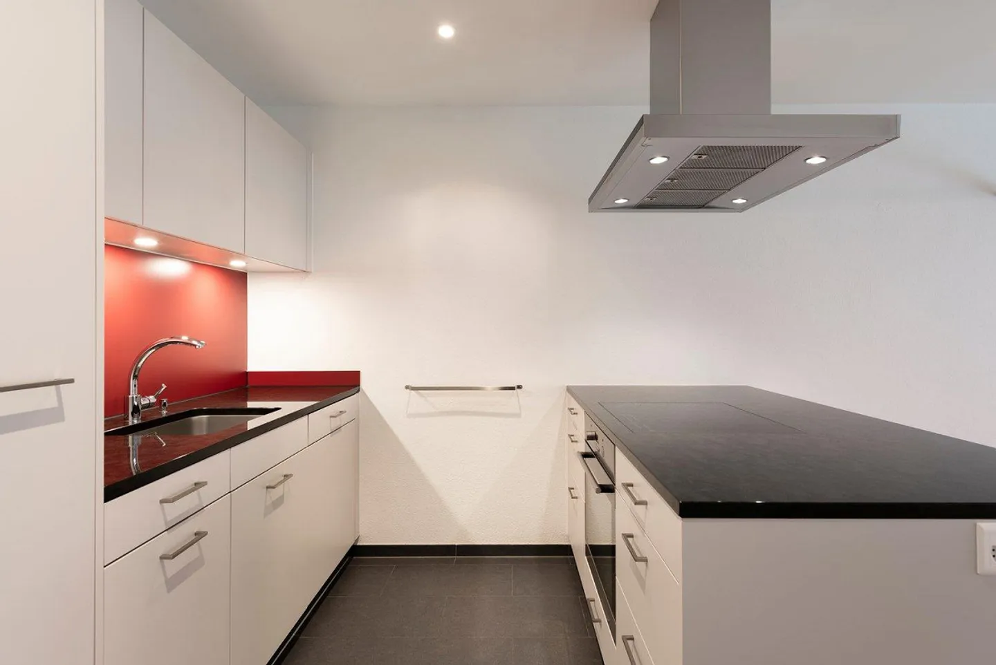 Spacious apartment for rent in a quiet settlement - Photo 2 of 8
