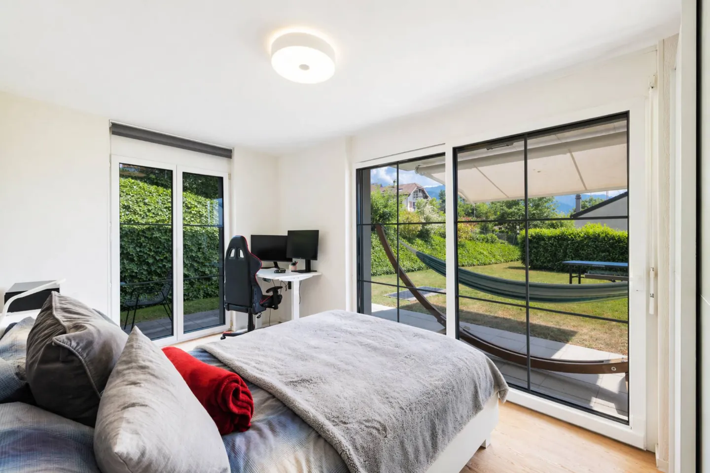 Spacious 5.5-room apartment with terrace and large garden - Photo 6 of 12