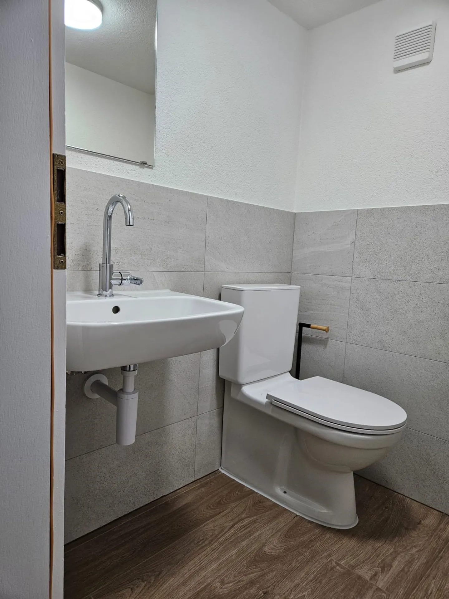 Spazio Commerciale con Ingresso Privato - Foto 2 di 3