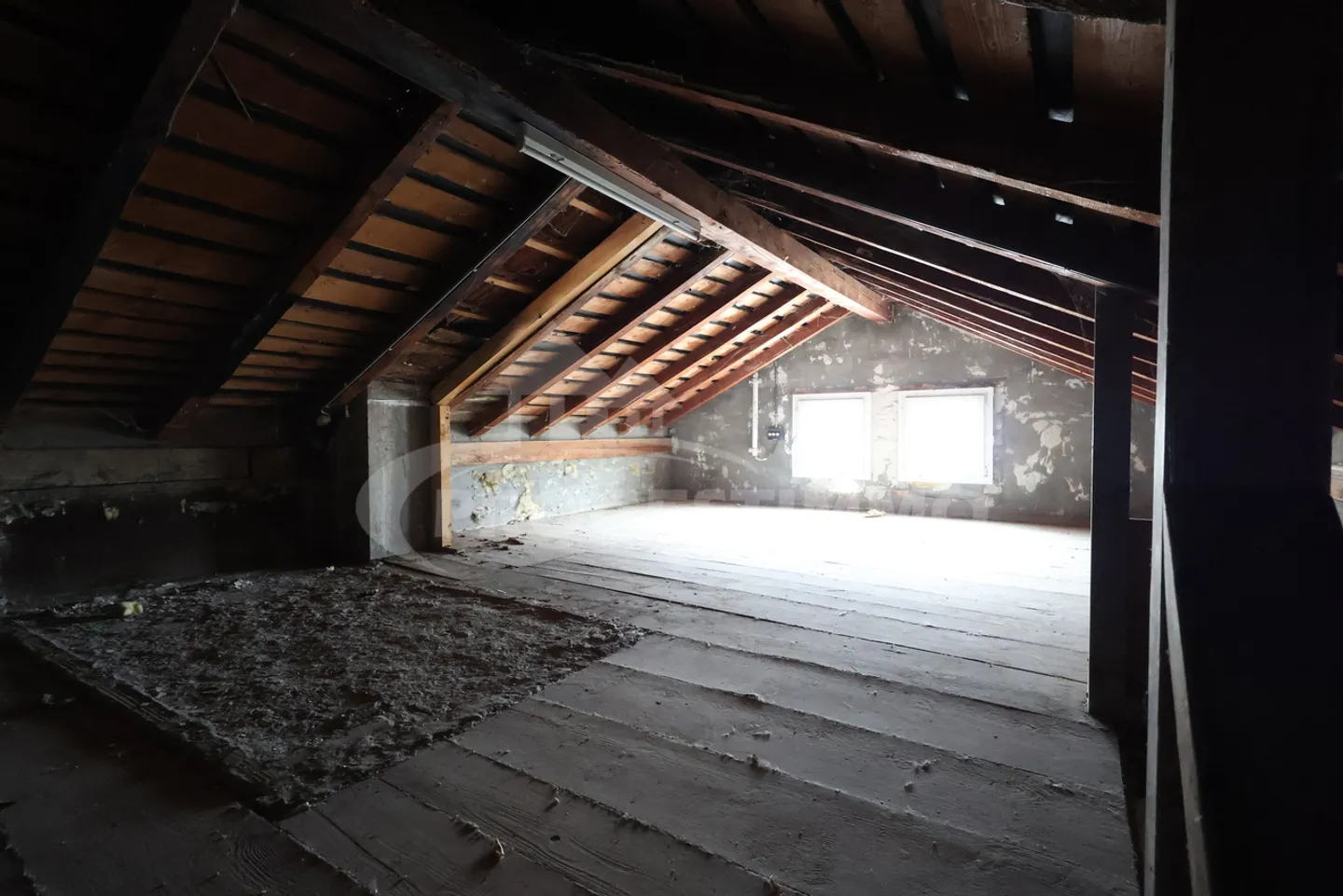 DORFHAUS MIT STALL VOLLSTÄNDIG ZU TRANSFORMIEREN - Foto 2 von 11