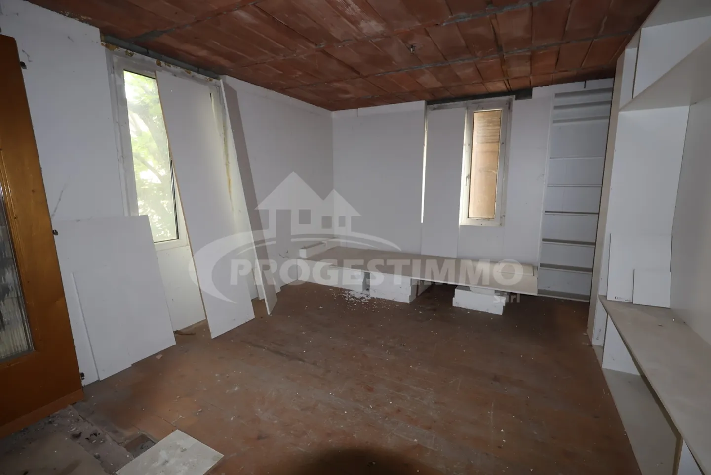 DORFHAUS MIT STALL VOLLSTÄNDIG ZU TRANSFORMIEREN - Foto 4 von 11