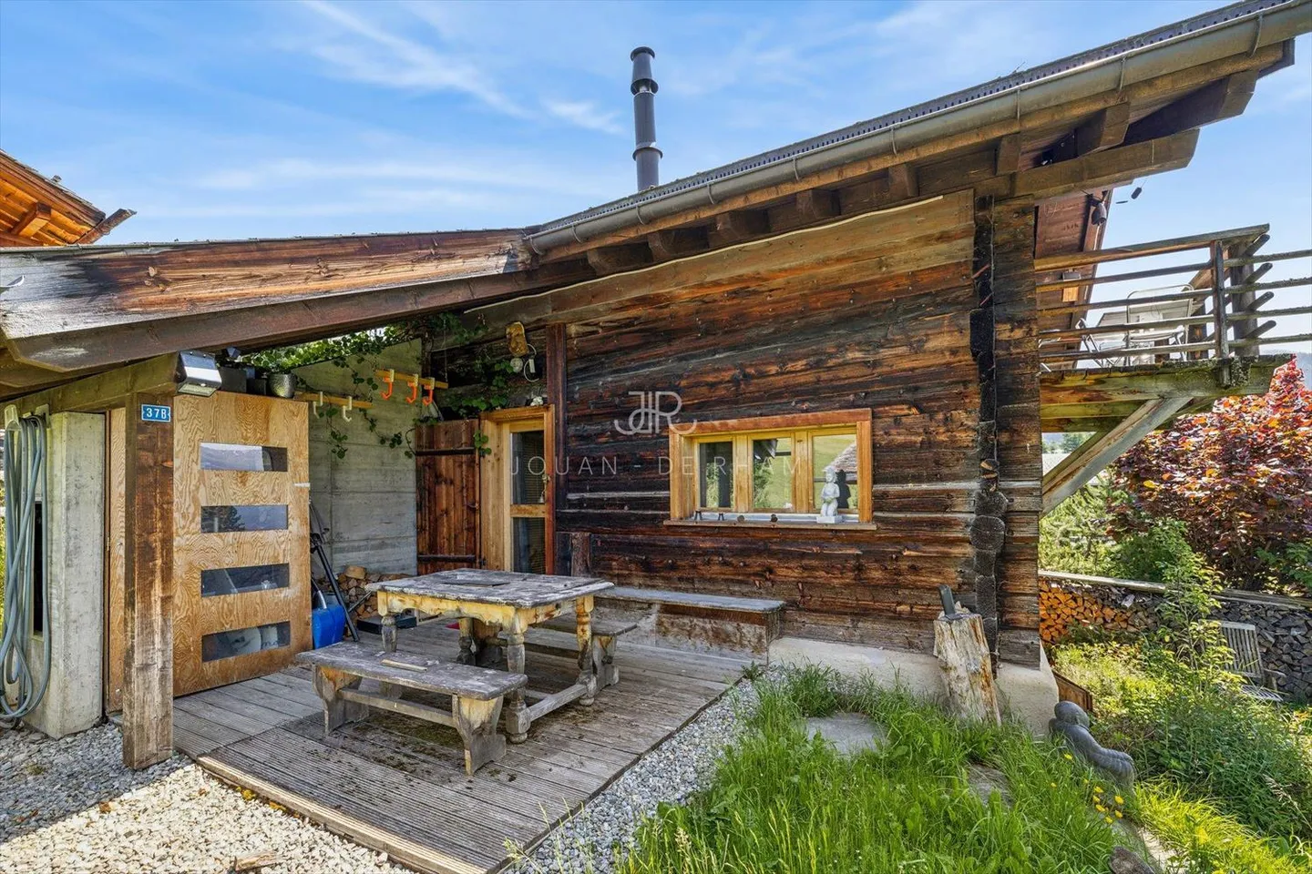 Magnificent authentic chalet ideally located - Photo 2 of 9
