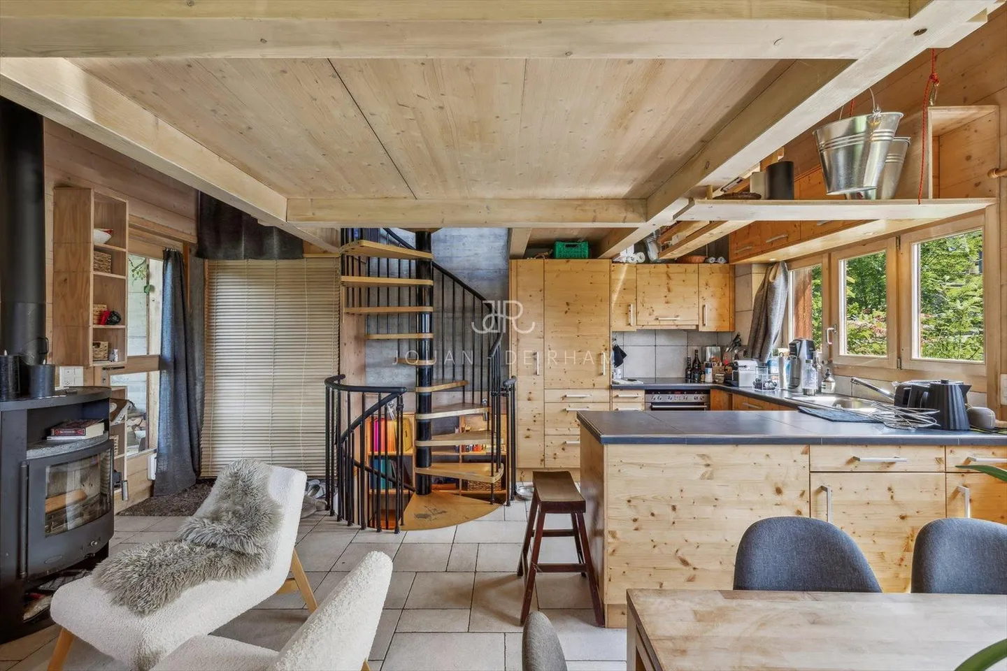 Magnificent authentic chalet ideally located - Photo 4 of 9