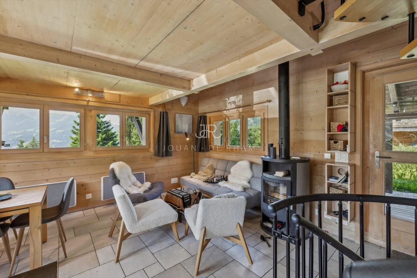 Magnificent authentic chalet ideally located - Photo 5 of 9