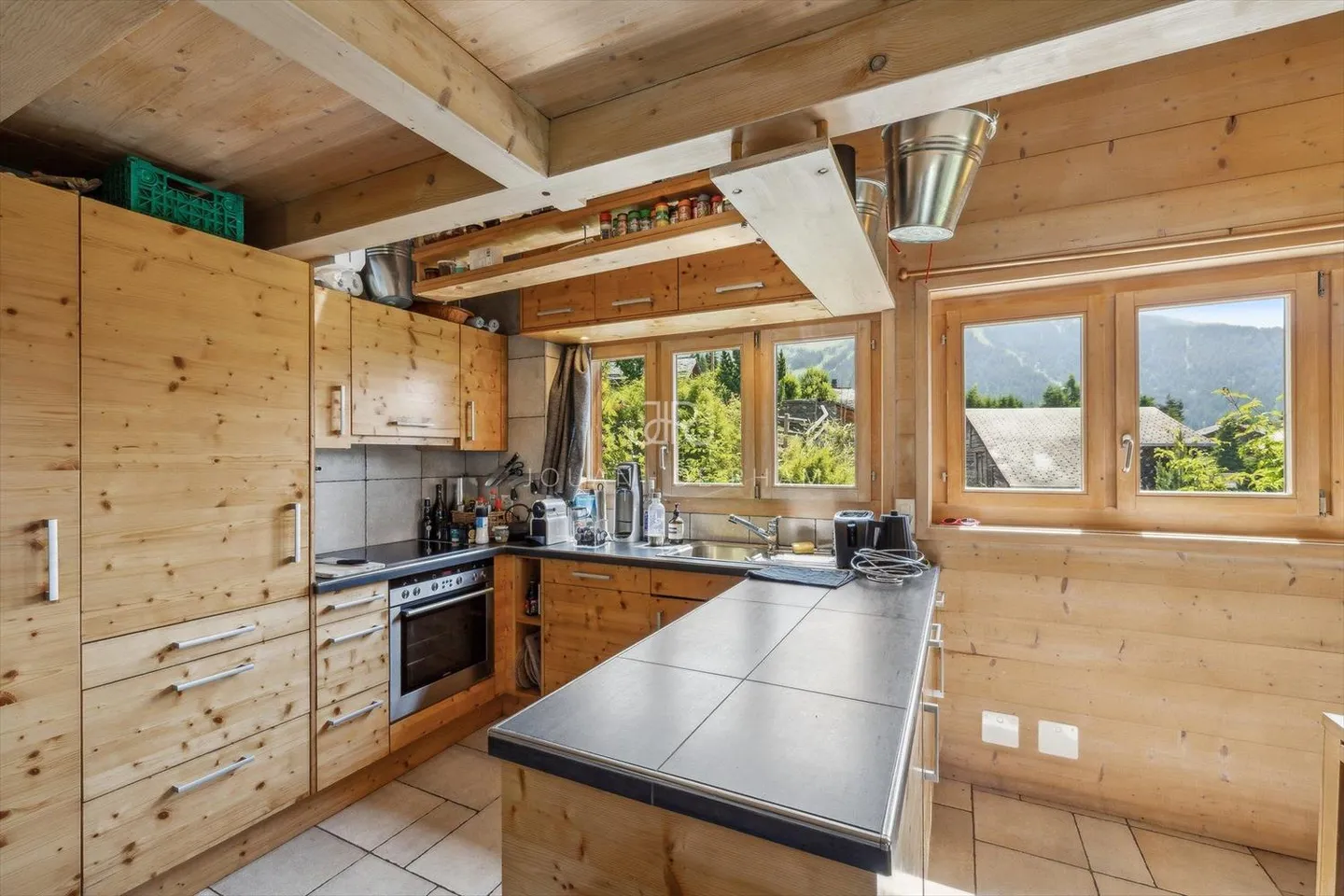 Magnificent authentic chalet ideally located - Photo 6 of 9