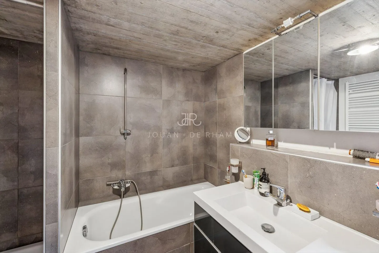 Magnificent authentic chalet ideally located - Photo 7 of 9