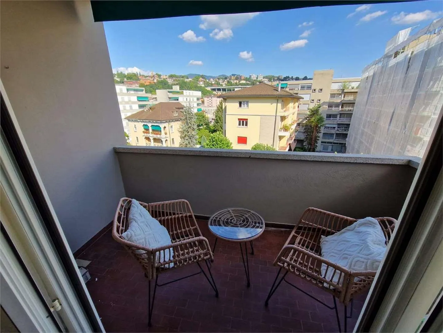 Chiasso - Lumineux 2.5 Pièces Meublé au 5ème Étage avec Balcon - Photo 4 sur 9