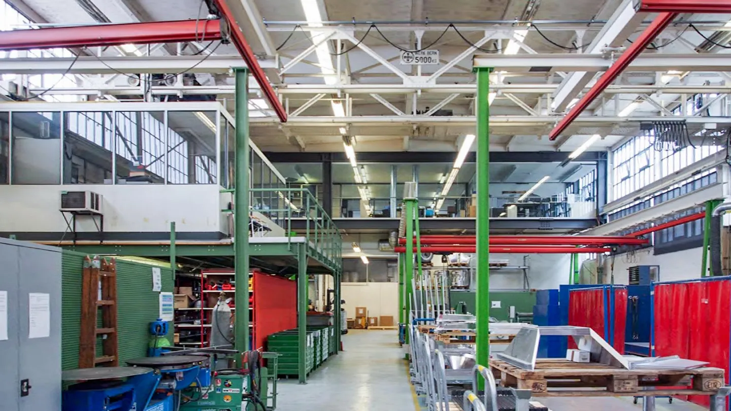 Spazi commerciali, uffici e magazzini, adatti a camion, da 900 a 6’200 m2 - Foto 10 di 17