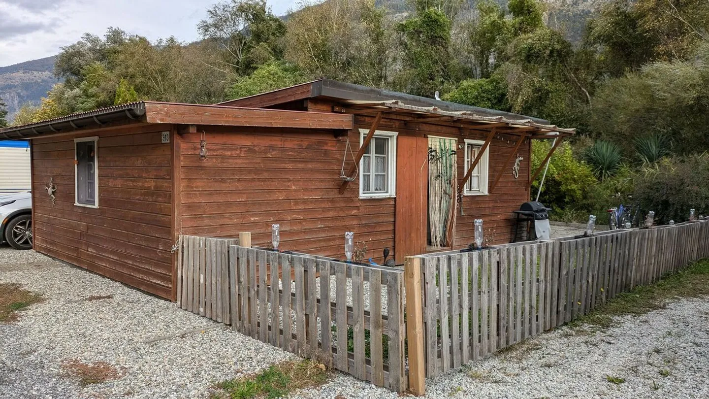 Charmantes 2.5-Zimmer-Campinghaus mit Sonnenterrasse in Raron VS - Foto 1 von 13