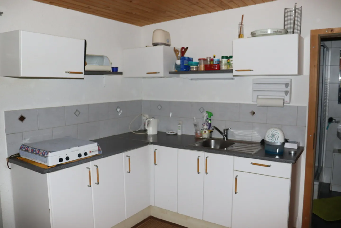 Charmantes 2.5-Zimmer-Campinghaus mit Sonnenterrasse in Raron VS - Foto 3 von 13