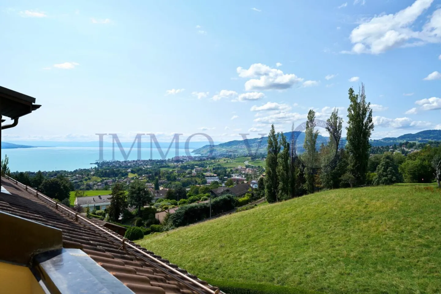 APPARTEMENT SPACIEUX SOUS LES TOITS, RÉNOVÉ AVEC CHARME ET BALCON-TERRASSE AVEC VUE SUR LE LAC - Photo 1 sur 9