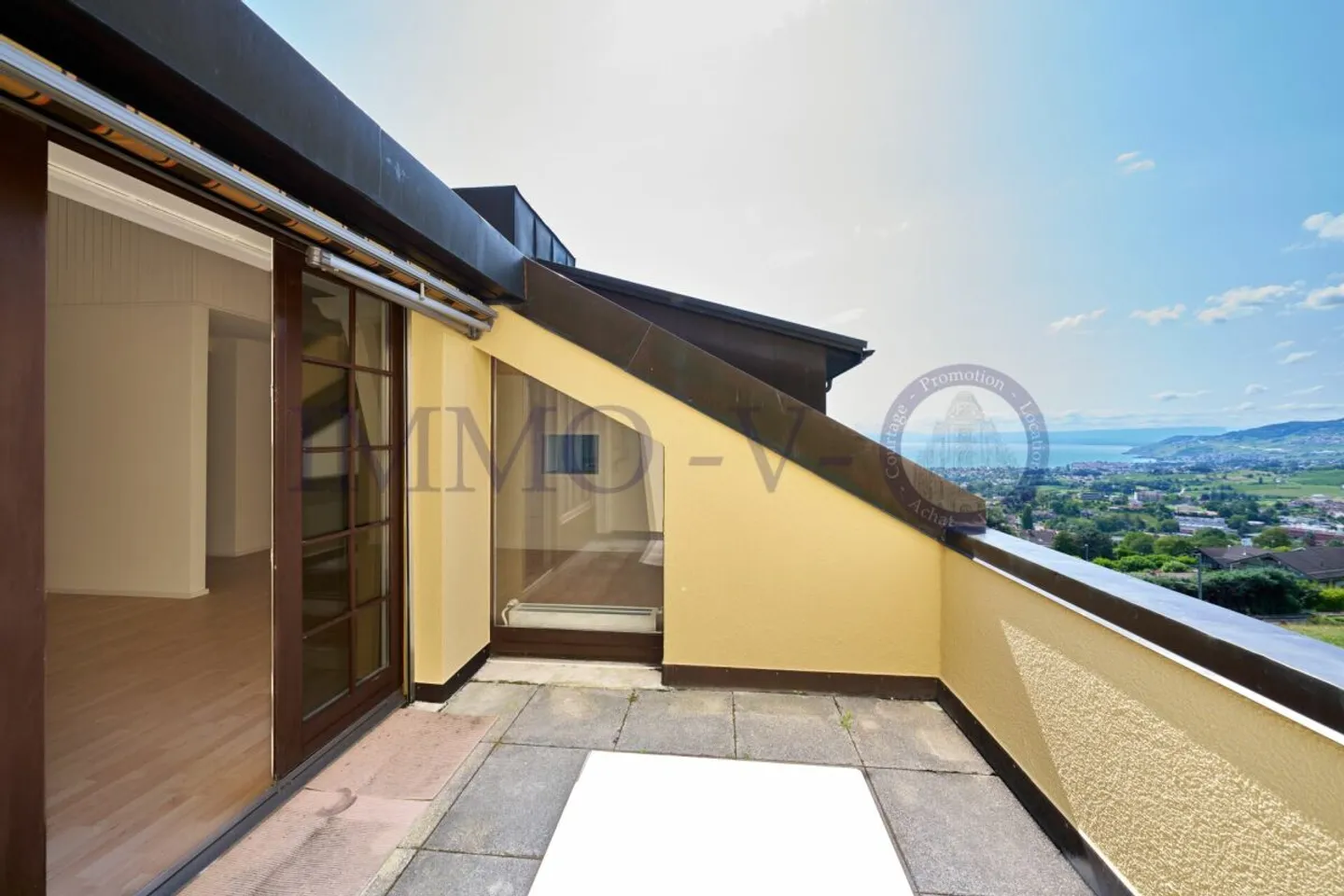 APPARTEMENT SPACIEUX SOUS LES TOITS, RÉNOVÉ AVEC CHARME ET BALCON-TERRASSE AVEC VUE SUR LE LAC - Photo 2 sur 9