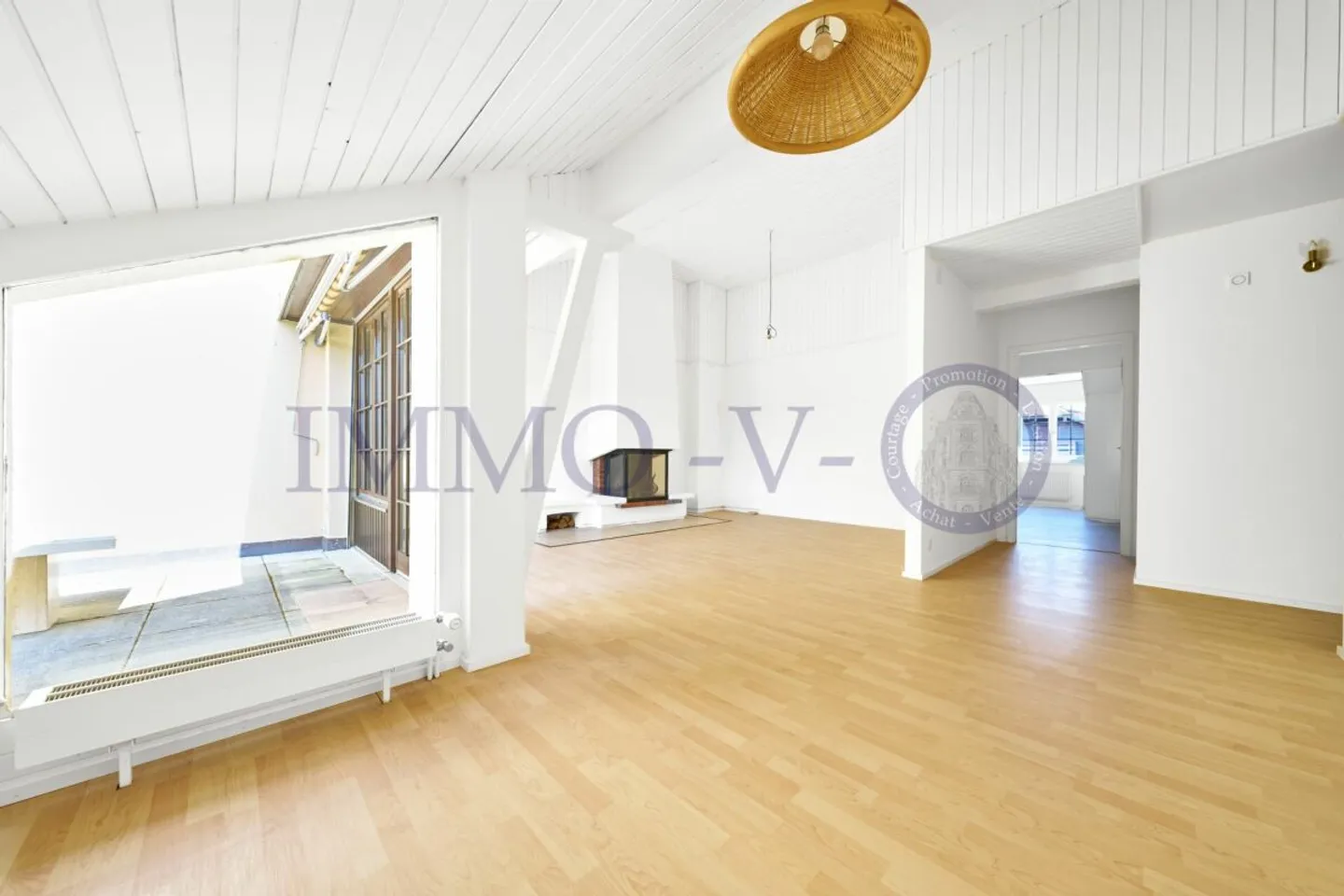 APPARTEMENT SPACIEUX SOUS LES TOITS, RÉNOVÉ AVEC CHARME ET BALCON-TERRASSE AVEC VUE SUR LE LAC - Photo 3 sur 9