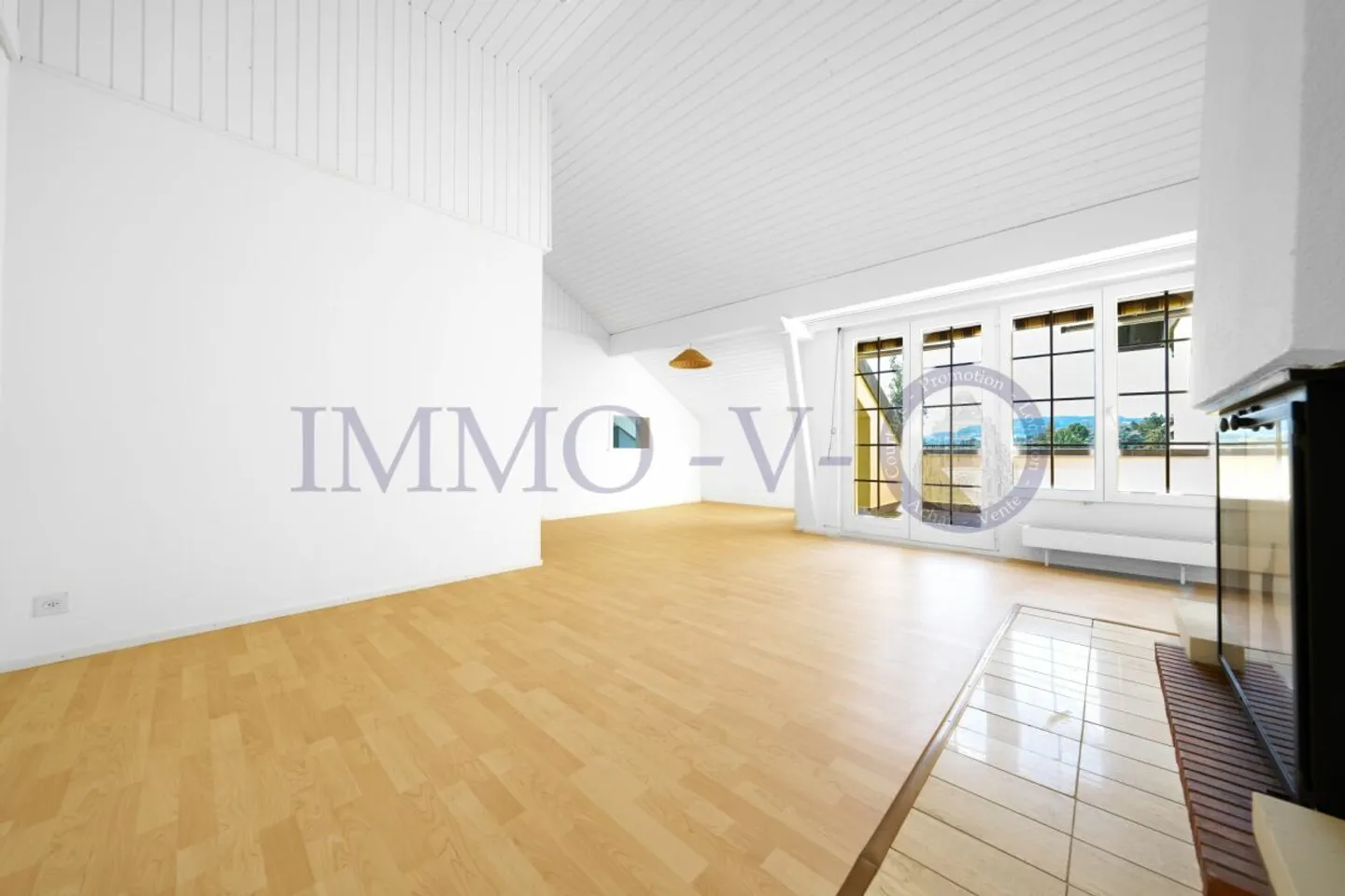 APPARTEMENT SPACIEUX SOUS LES TOITS, RÉNOVÉ AVEC CHARME ET BALCON-TERRASSE AVEC VUE SUR LE LAC - Photo 4 sur 9