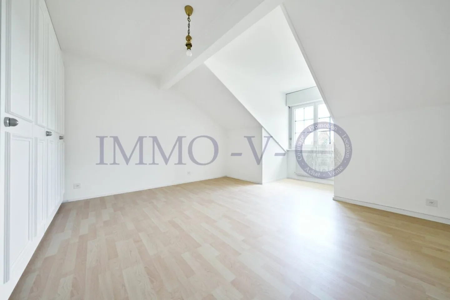 APPARTEMENT SPACIEUX SOUS LES TOITS, RÉNOVÉ AVEC CHARME ET BALCON-TERRASSE AVEC VUE SUR LE LAC - Photo 8 sur 9