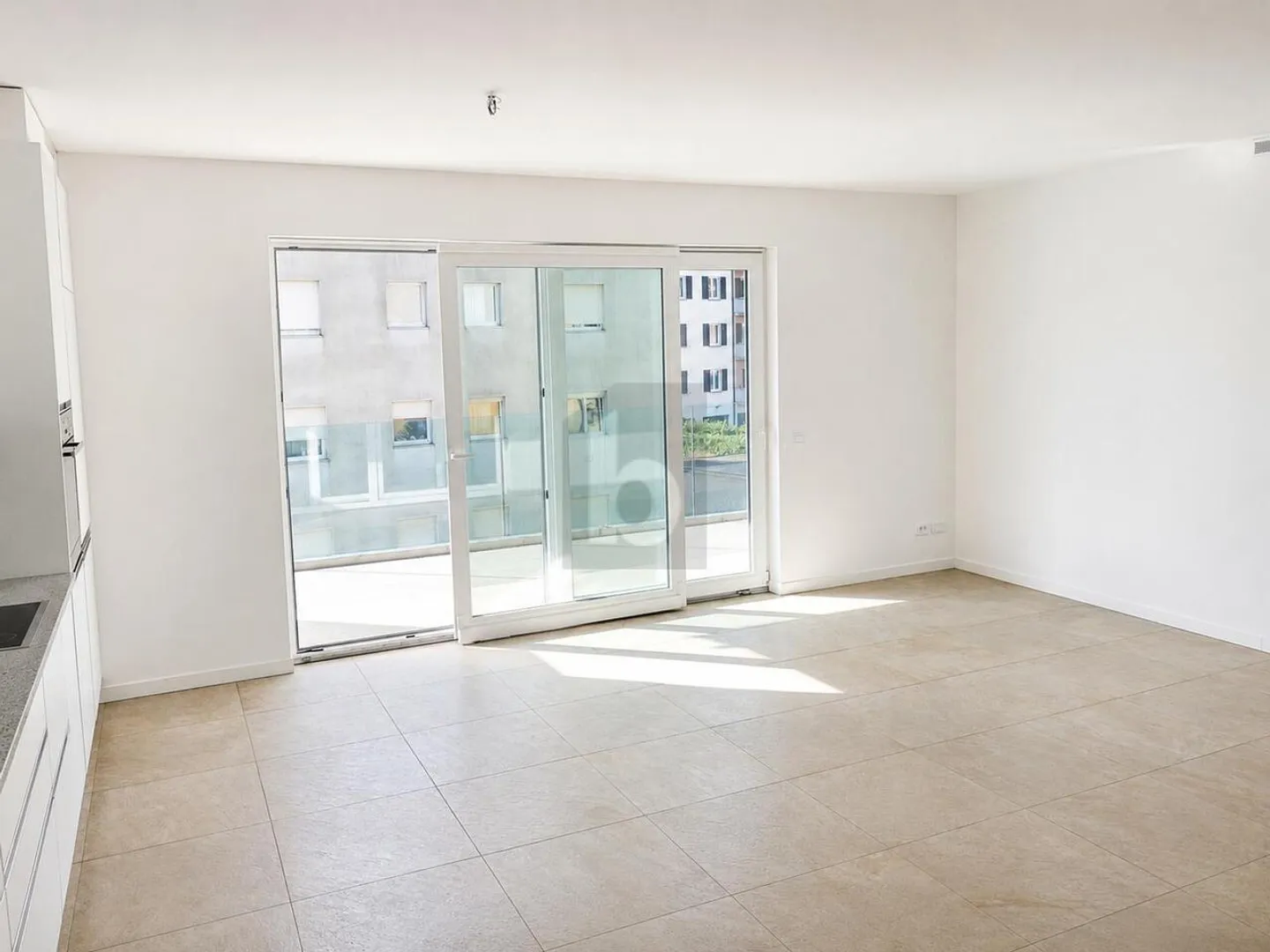 MODERN AND BRIGHT IN A CENTRAL POSITION - Photo 3 of 6