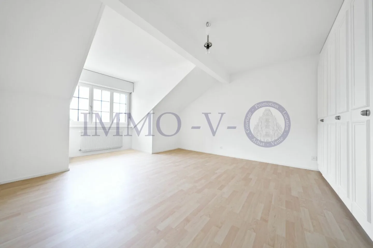 APPARTEMENT SPACIEUX SOUS LES TOITS, RÉNOVÉ AVEC CHARME ET BALCON-TERRASSE AVEC VUE SUR LE LAC - Photo 6 sur 9
