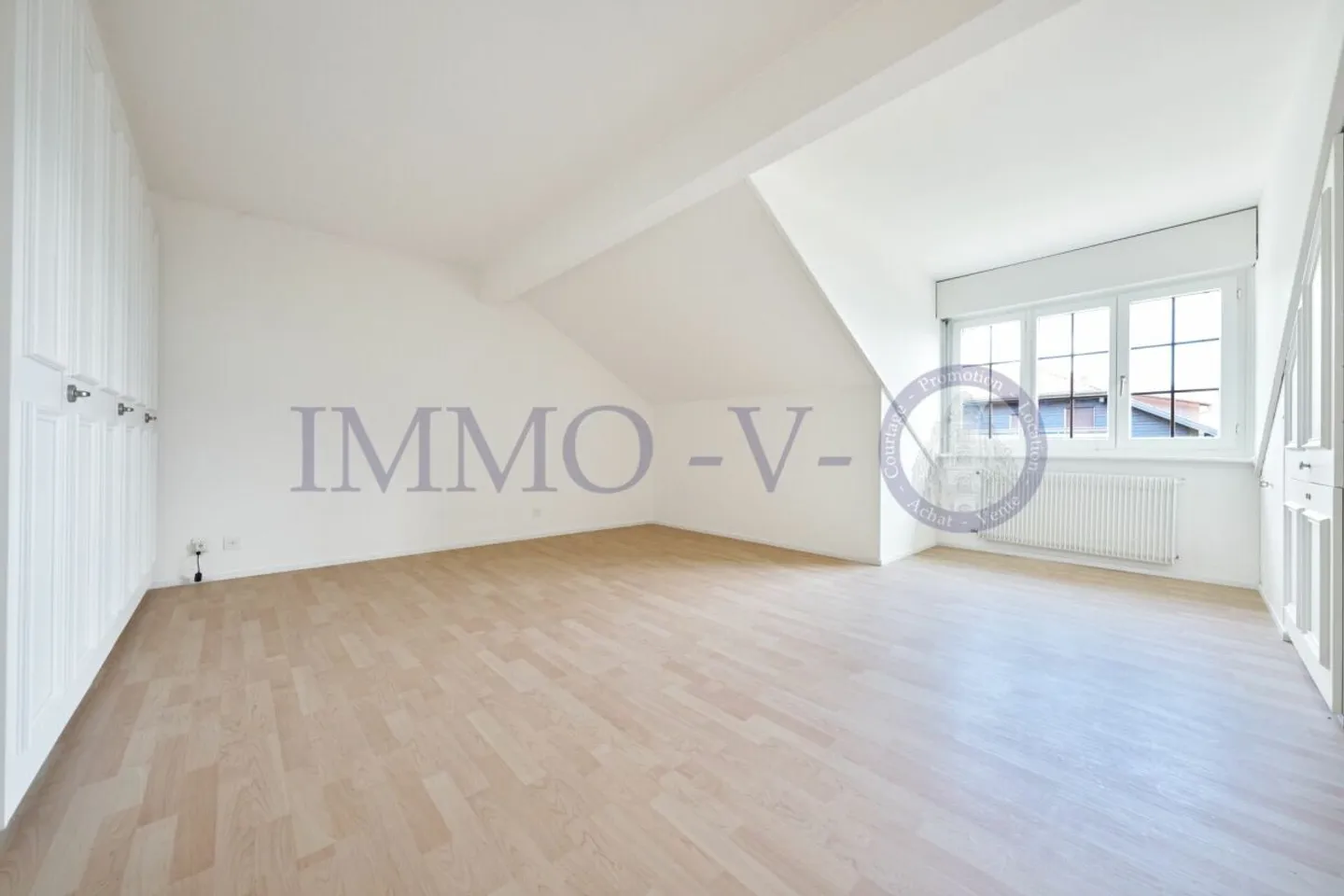 APPARTEMENT SPACIEUX SOUS LES TOITS, RÉNOVÉ AVEC CHARME ET BALCON-TERRASSE AVEC VUE SUR LE LAC - Photo 7 sur 9