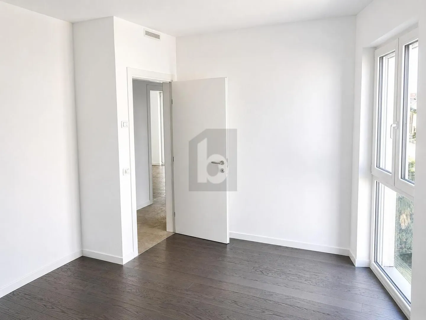 MODERN AND BRIGHT IN A CENTRAL POSITION - Photo 4 of 6