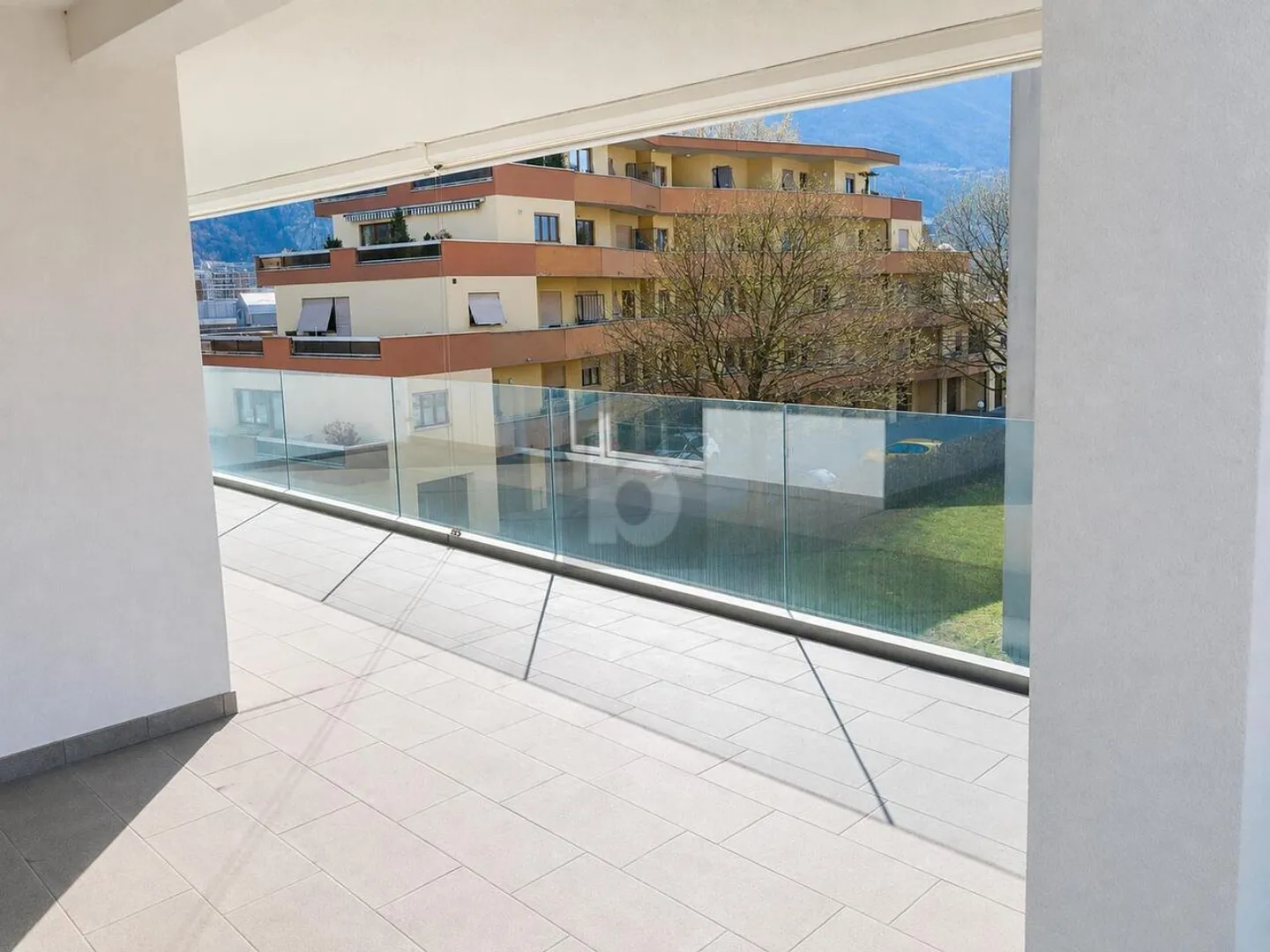 MODERN AND BRIGHT IN A CENTRAL POSITION - Photo 5 of 6