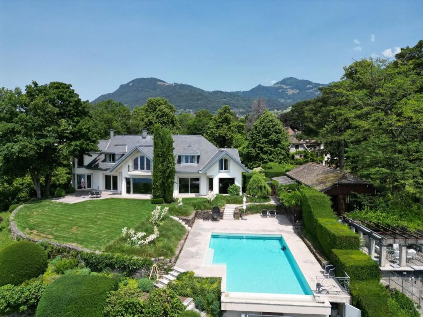 Stupenda Villa con Vista Lago - Foto 1 di 13