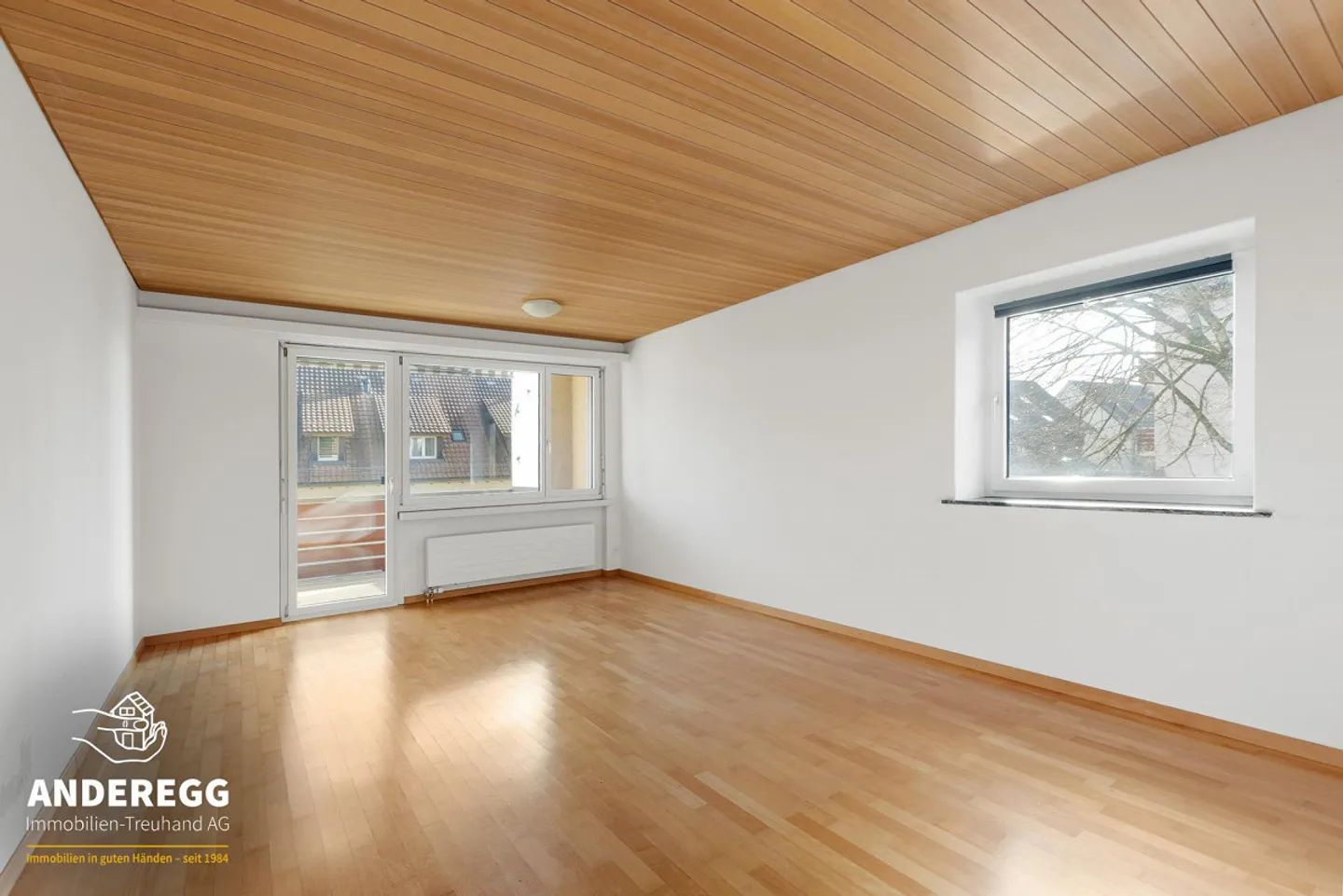 Sonnige 4-Zi.-Eigentumswohnung mit Balkon und Tiefgaragen-PP - Photo 2 of 13