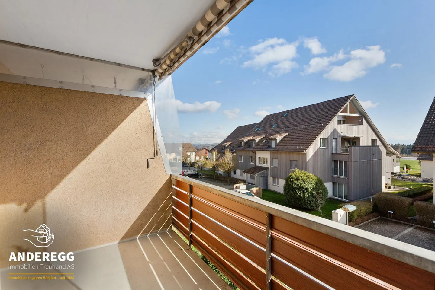 Sonnige 4-Zi.-Eigentumswohnung mit Balkon und Tiefgaragen-PP - Photo 4 of 13