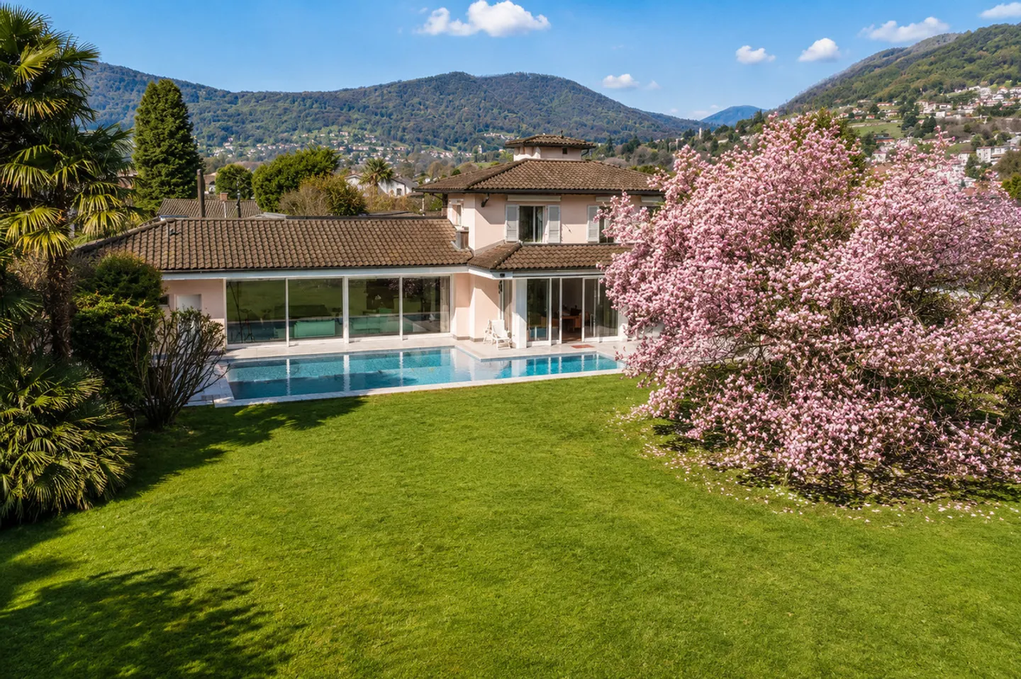 Villa elegante sul lago Ceresio - Foto 1 di 21