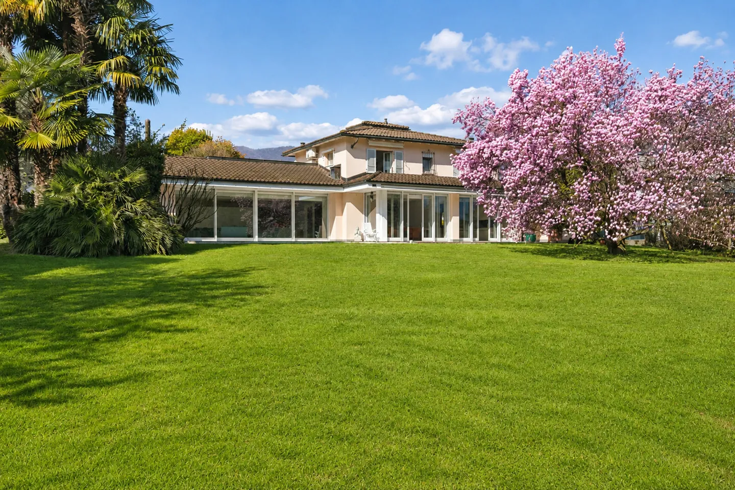 Villa elegante sul lago Ceresio - Foto 3 di 21