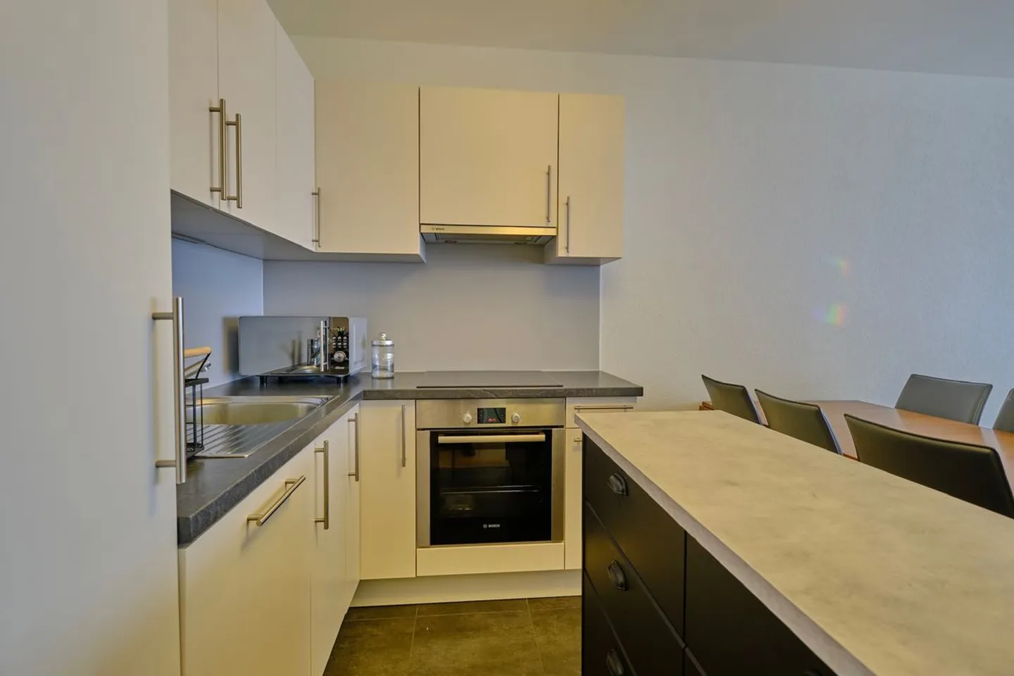 Beautiful piece of furniture very close to the train station and shops - Photo 4 of 7