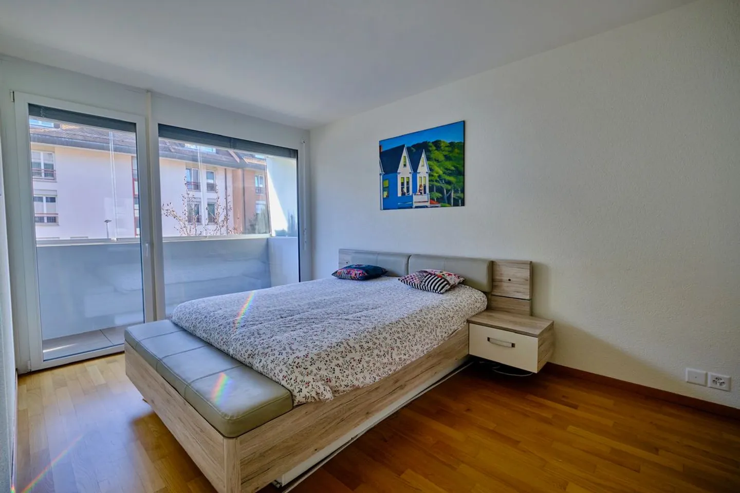 Beautiful piece of furniture very close to the train station and shops - Photo 5 of 7