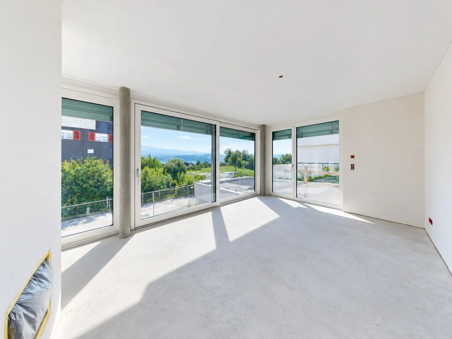 Exclusive 3.5 Room Garden Apartment with Lake View in Prime Location in Stäfa - Photo 3 of 13