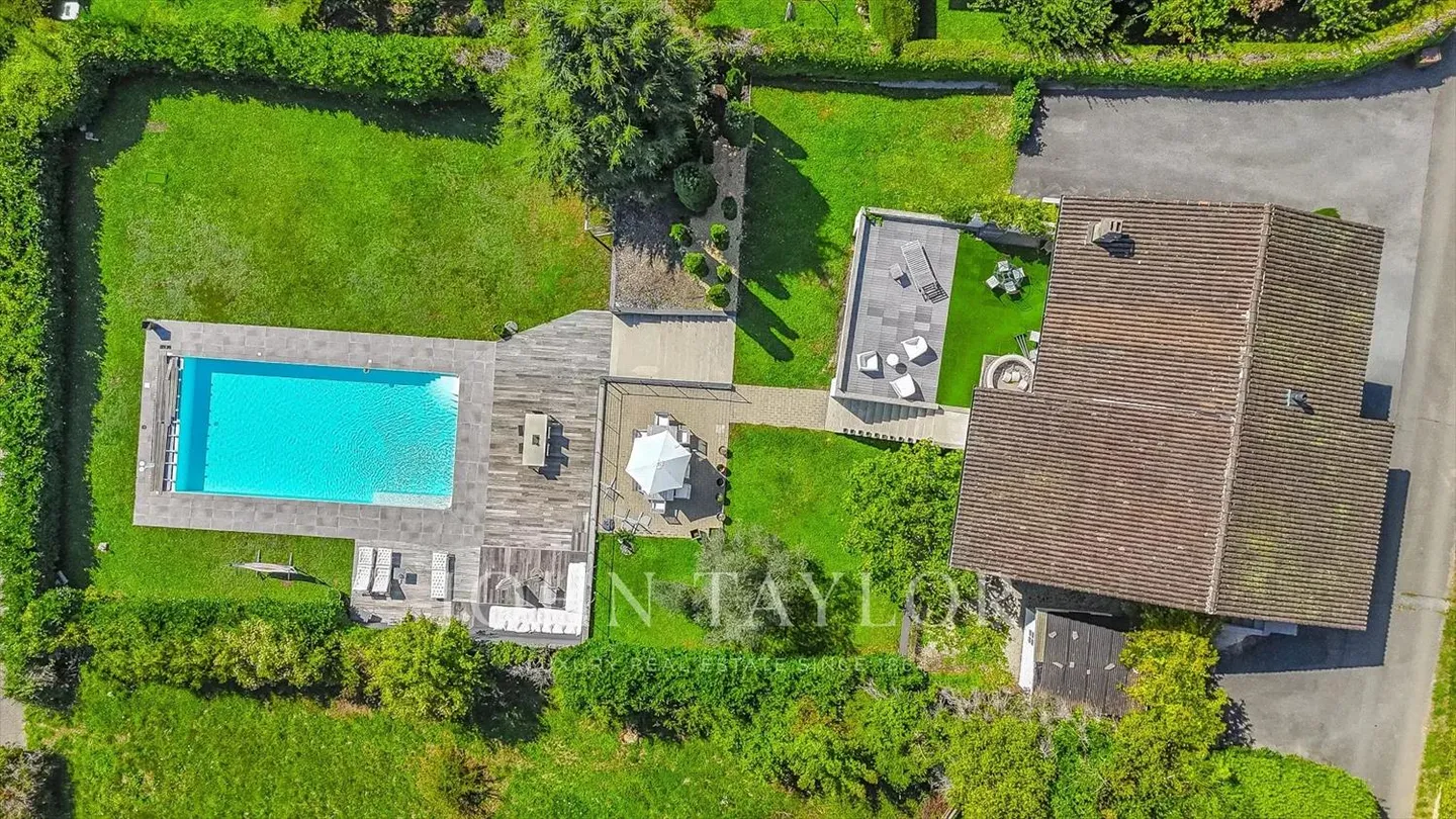 Elegant Villa with panoramic views - Photo 1 of 11