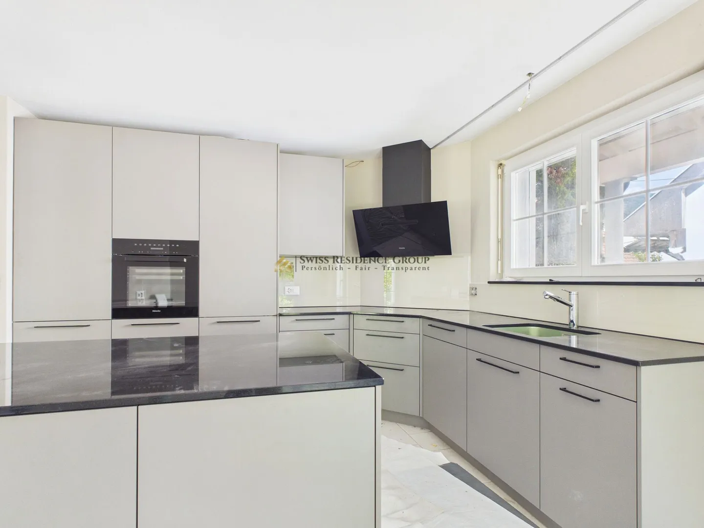 Spacious 6.5-room single-family house with dream garden in Wettingen - Photo 4 of 13
