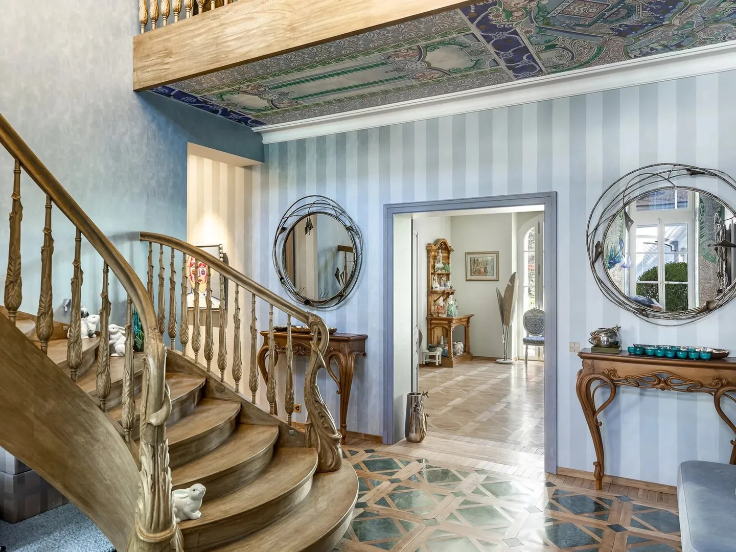 Magnificent, fully renovated mansion - Photo 7 of 13