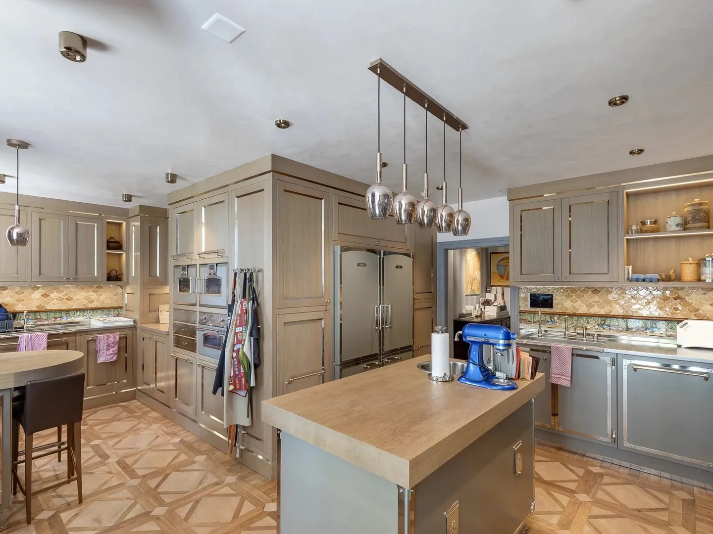 Magnificent, fully renovated mansion - Photo 8 of 13