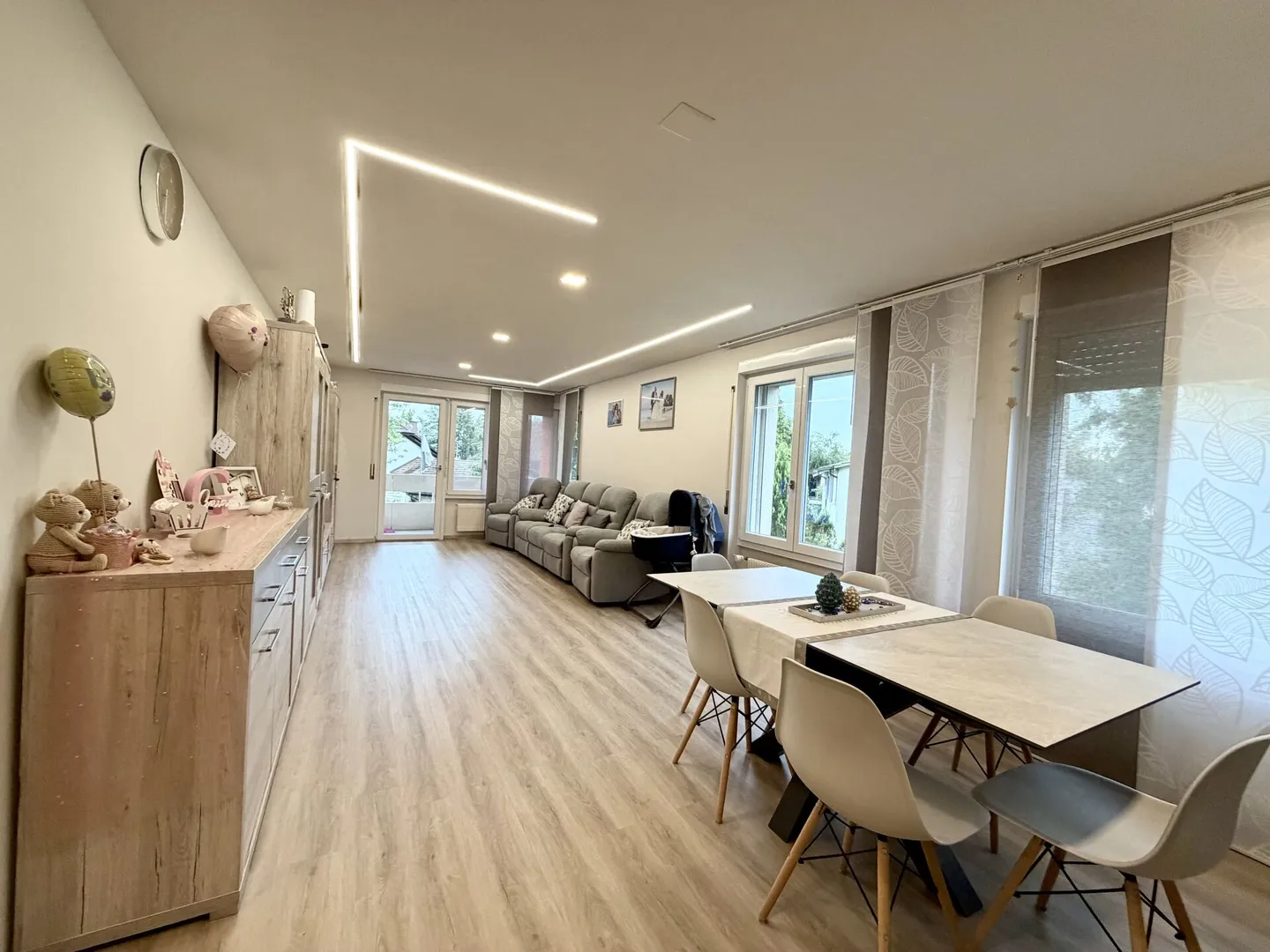Appartement 4.5 pièces entièrement rénové dans un bon emplacement - Photo 2 sur 8