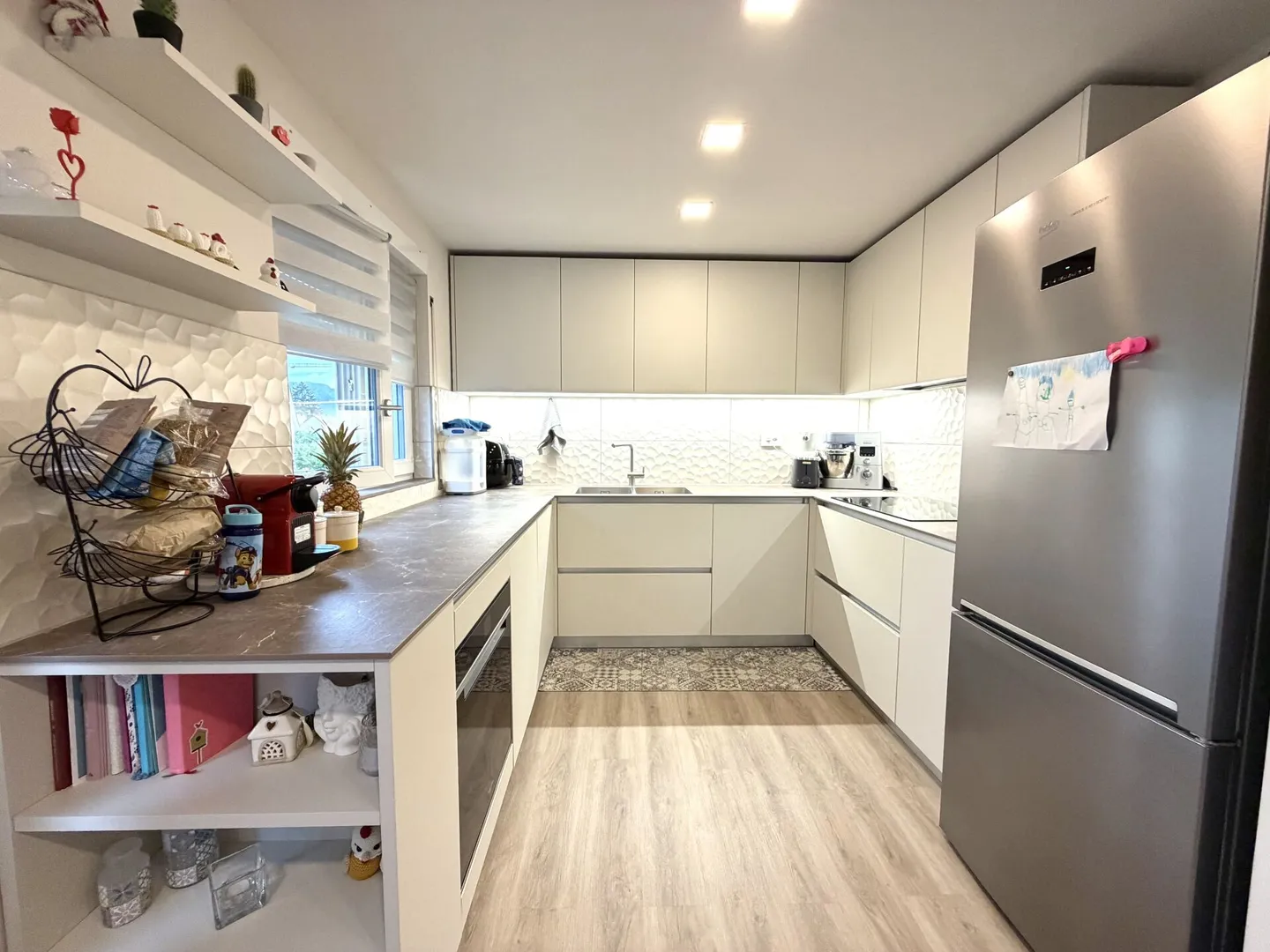 Appartement 4.5 pièces entièrement rénové dans un bon emplacement - Photo 3 sur 8