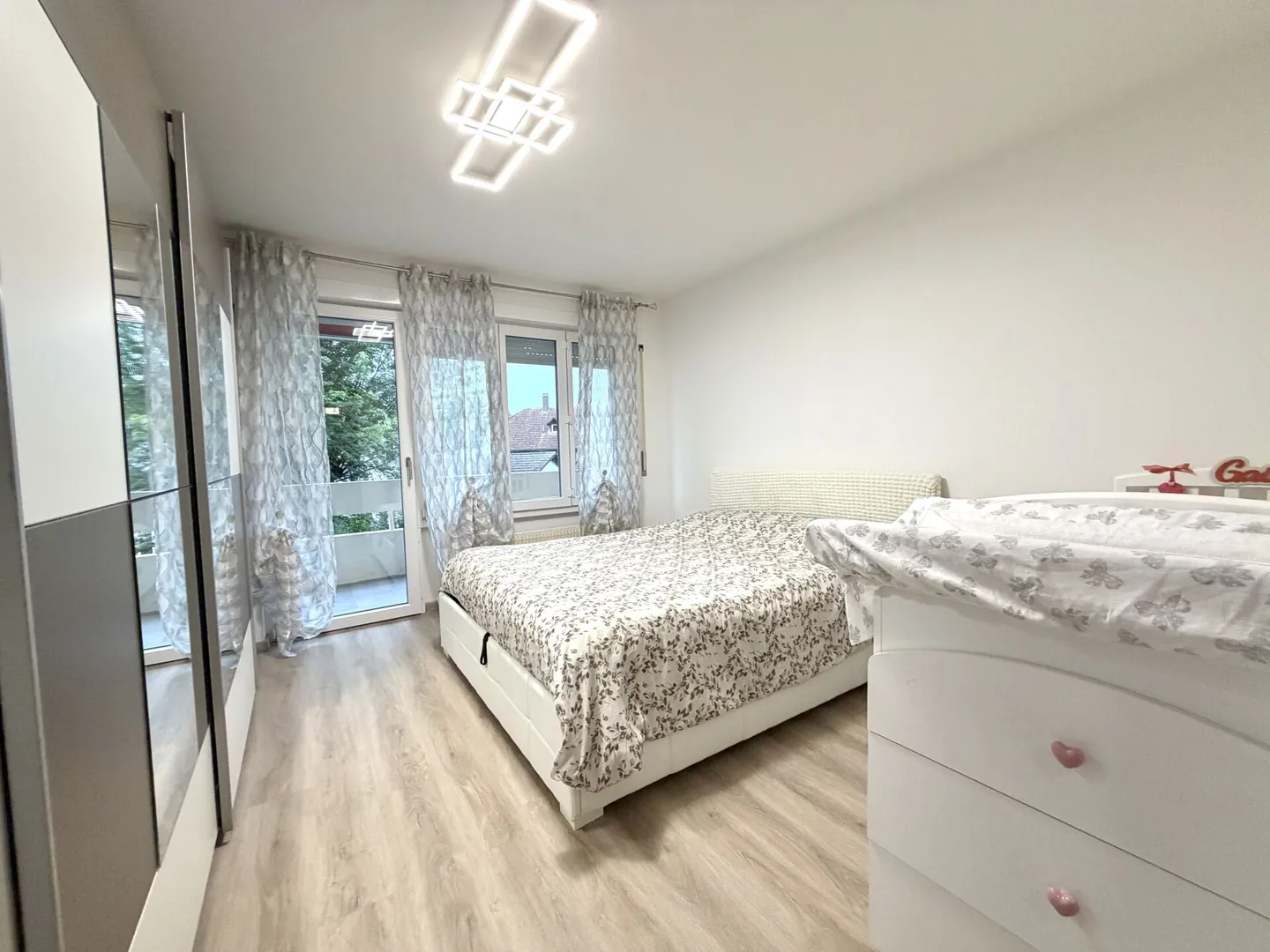 Appartement 4.5 pièces entièrement rénové dans un bon emplacement - Photo 4 sur 8