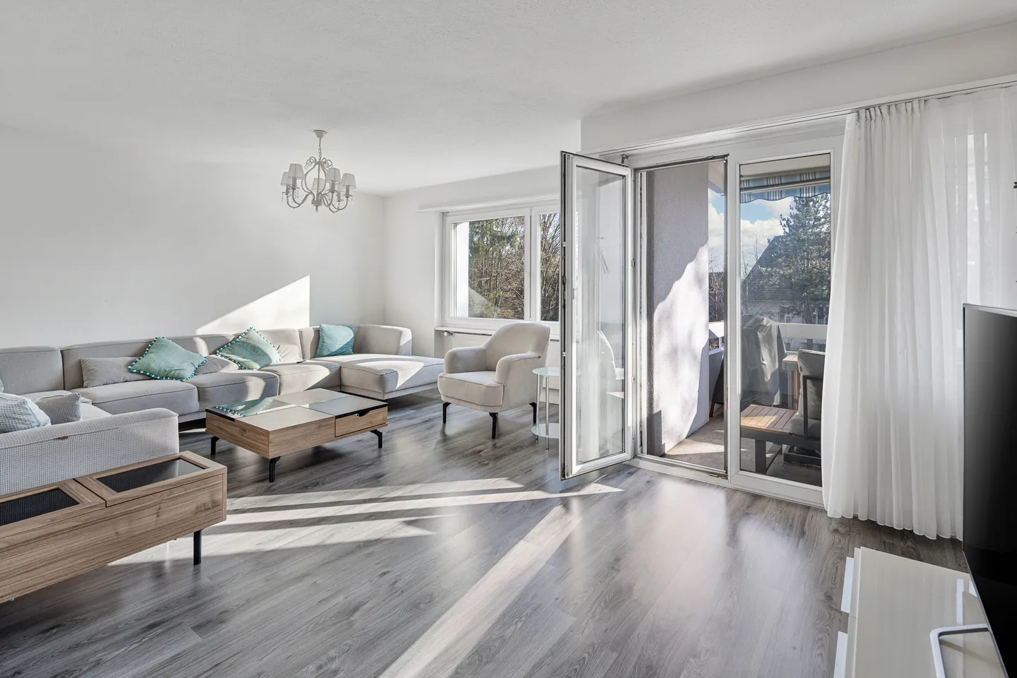 Bright Apartment with Balcony - Photo 2 of 11