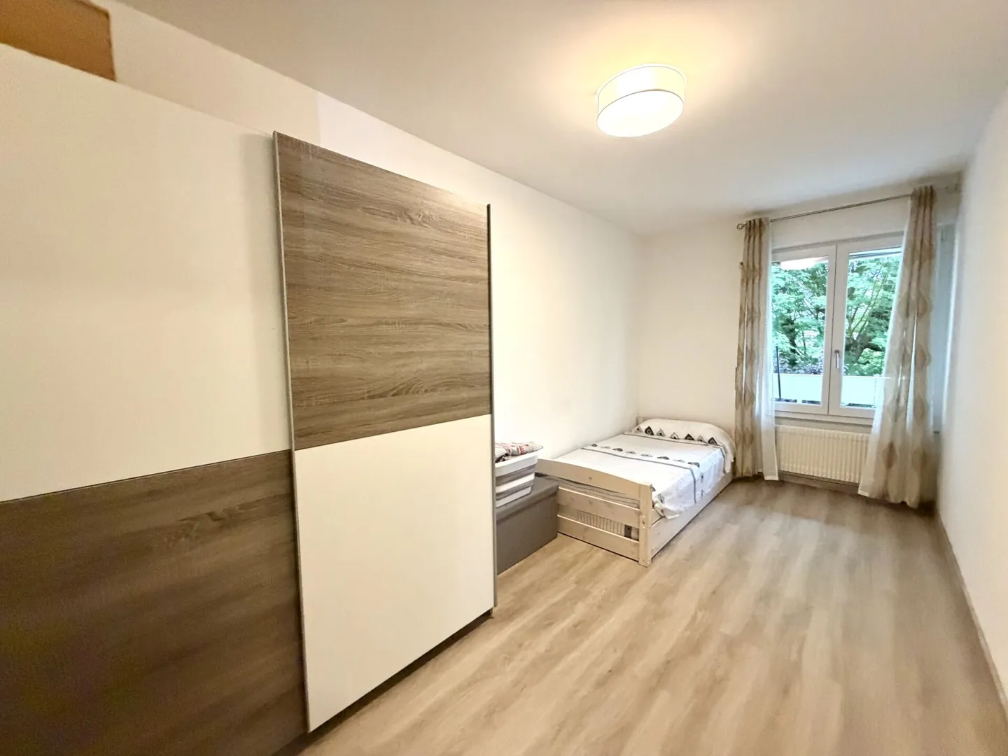 Appartement 4.5 pièces entièrement rénové dans un bon emplacement - Photo 5 sur 8