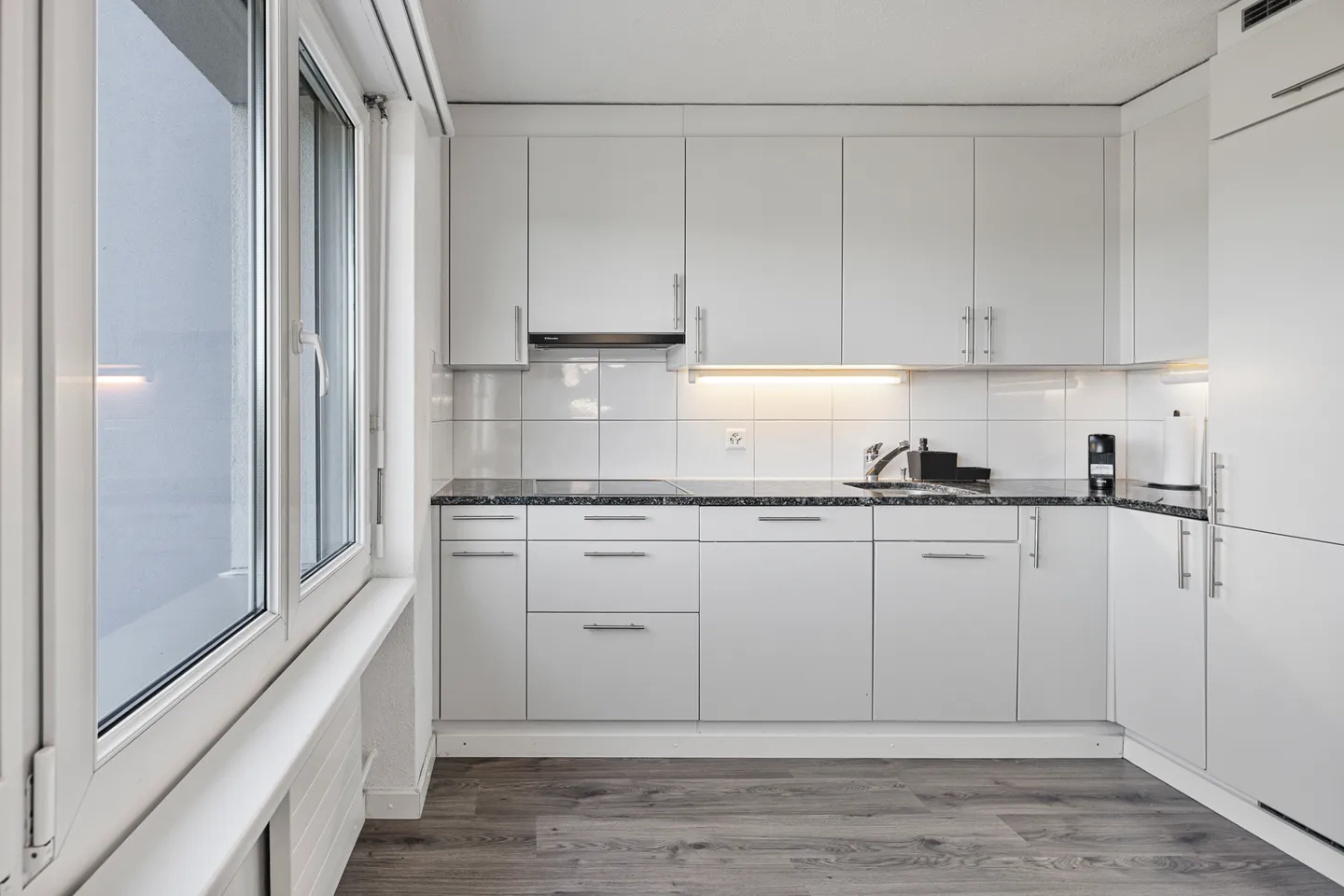 Bright Apartment with Balcony - Photo 4 of 11