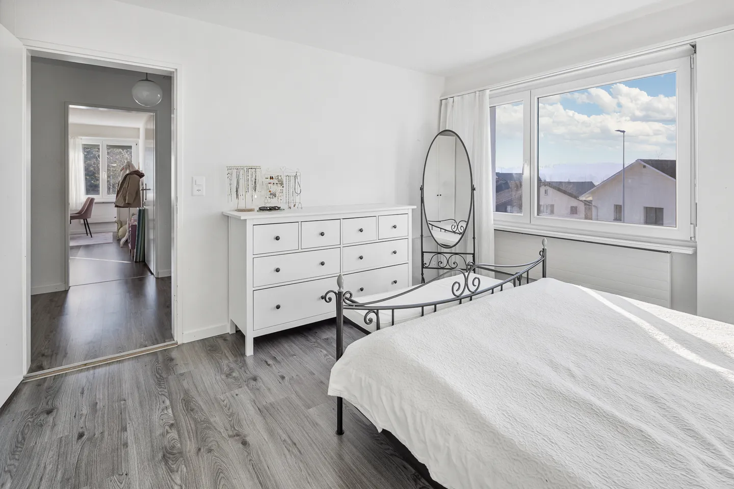 Bright Apartment with Balcony - Photo 5 of 11