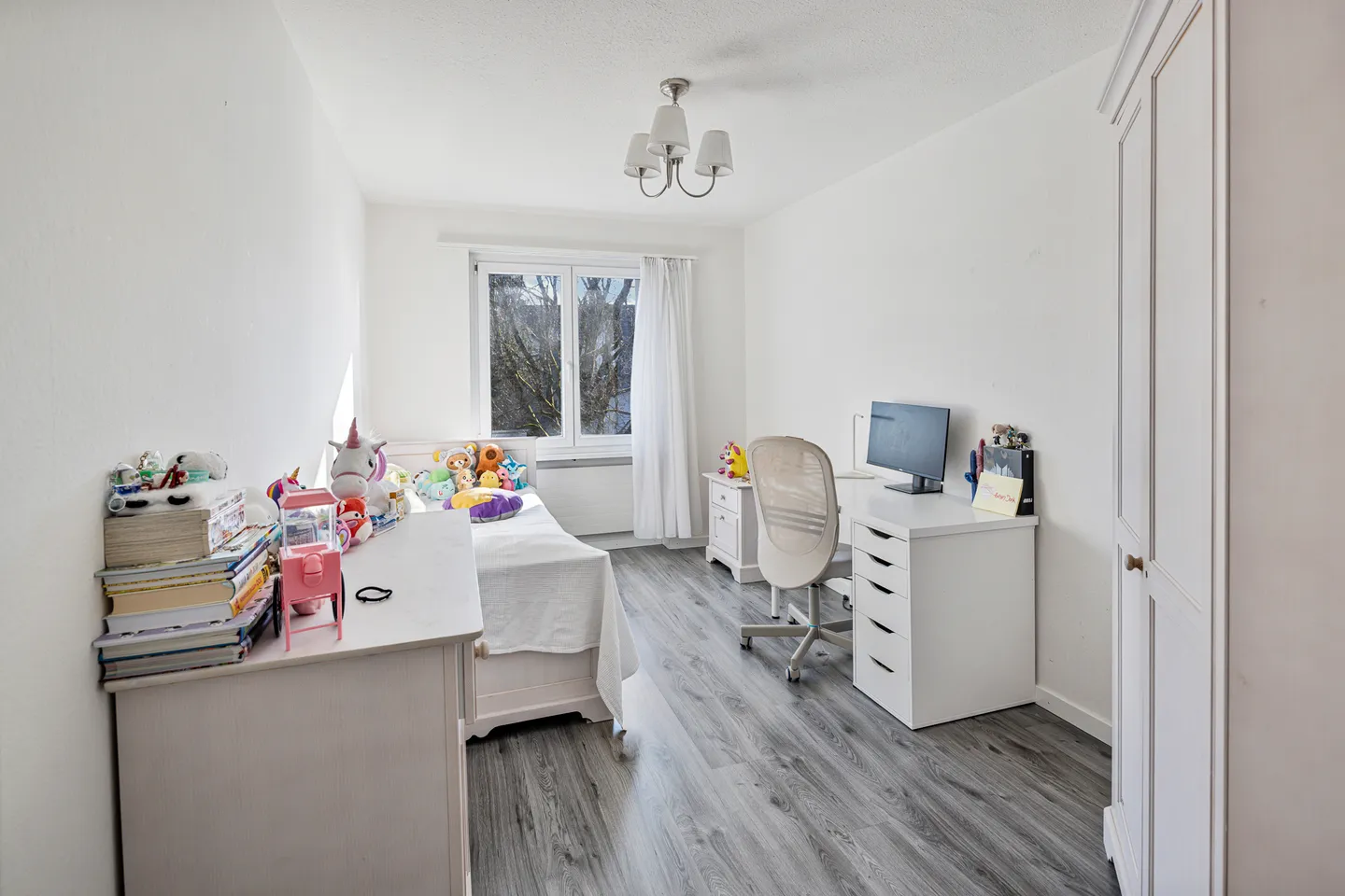 Bright Apartment with Balcony - Photo 7 of 11