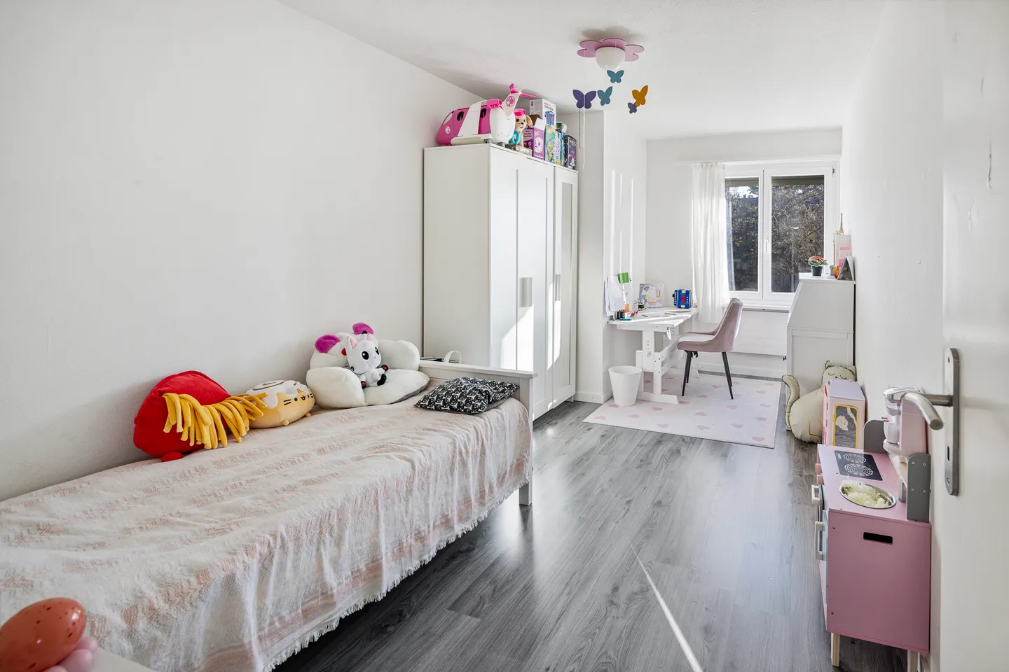 Bright Apartment with Balcony - Photo 8 of 11