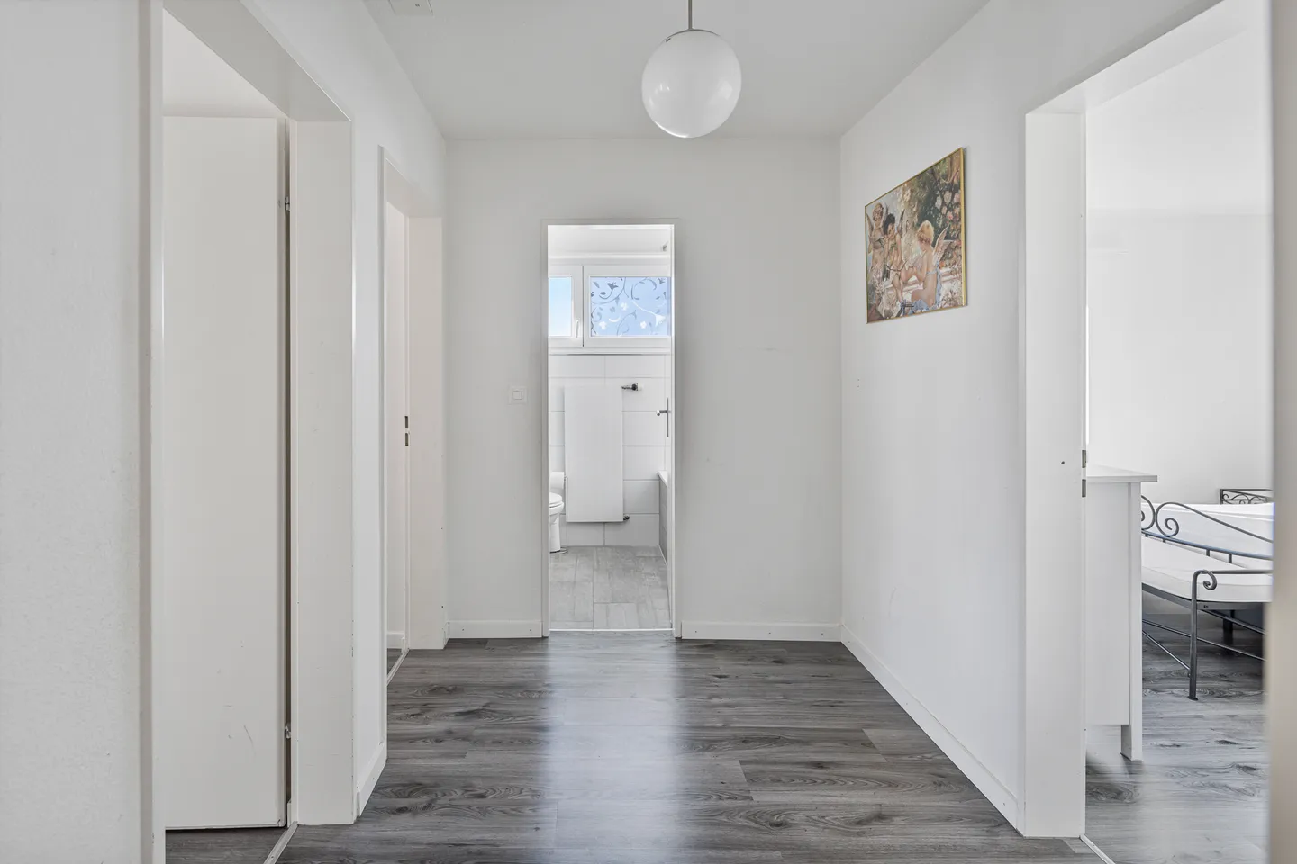 Bright Apartment with Balcony - Photo 9 of 11