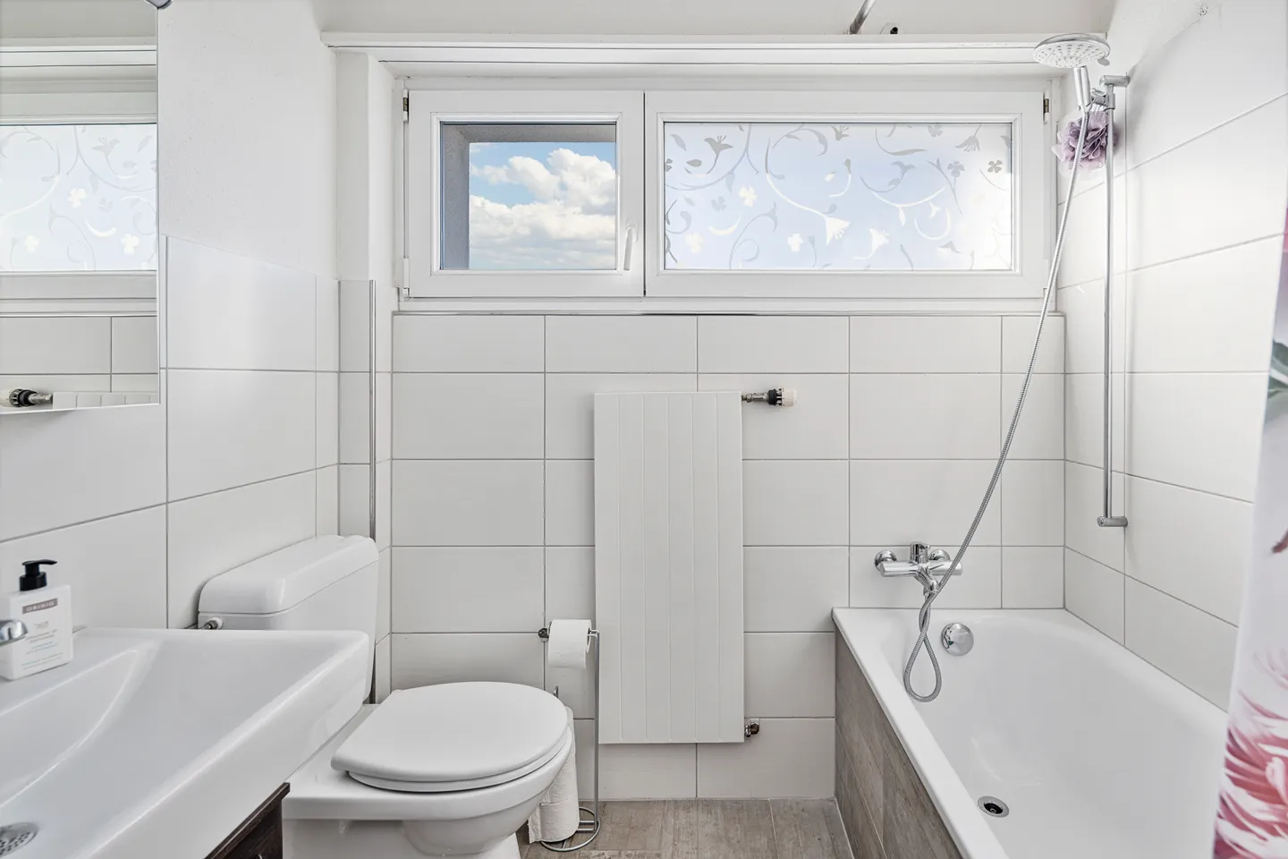 Bright Apartment with Balcony - Photo 10 of 11